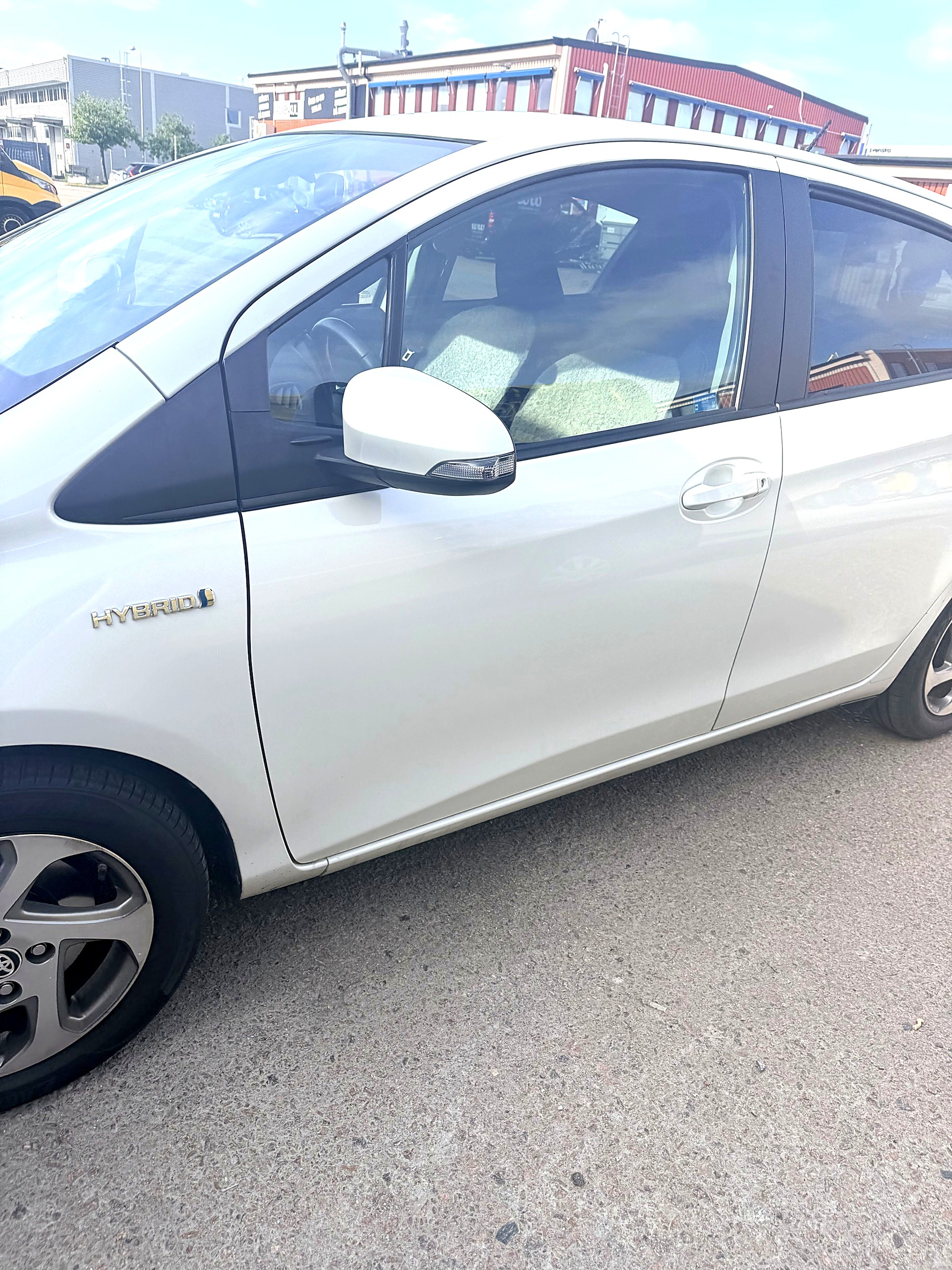 Vit Toyota vid verkstaden
